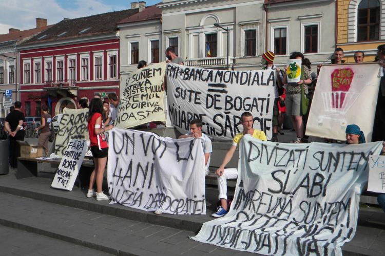 Peste 100 de tineri au protestat la Cluj impotriva FMI si a lipsei democratiei FOTO si VIDEO