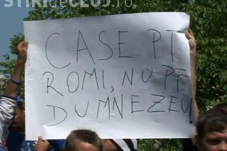 Tiganii au protestat in timpul slujbei de sfintire a terenului pe care se va construi sediul Facultatii de Teologie - VIDEO