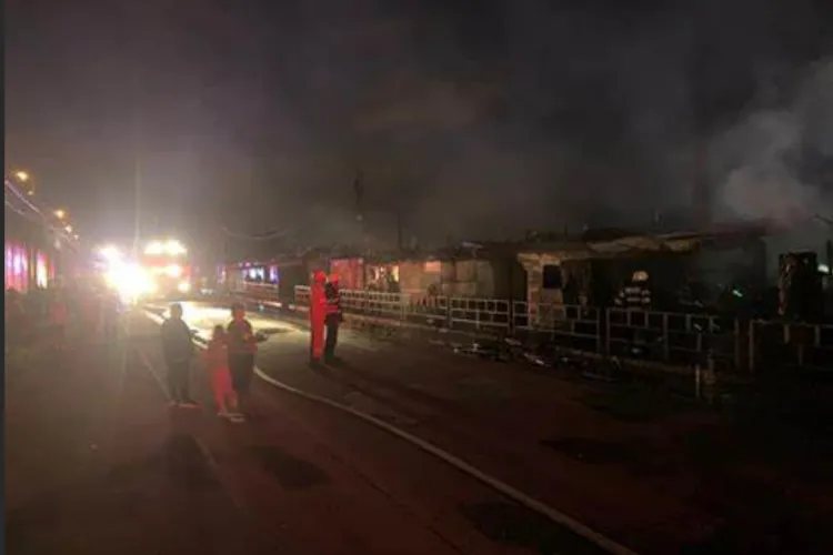 Patru locuințe improvizate de pe strada Cantonului din Cluj-Napoca au luat foc. Pompierii au intervenit cu trei autospeciale VIDEO