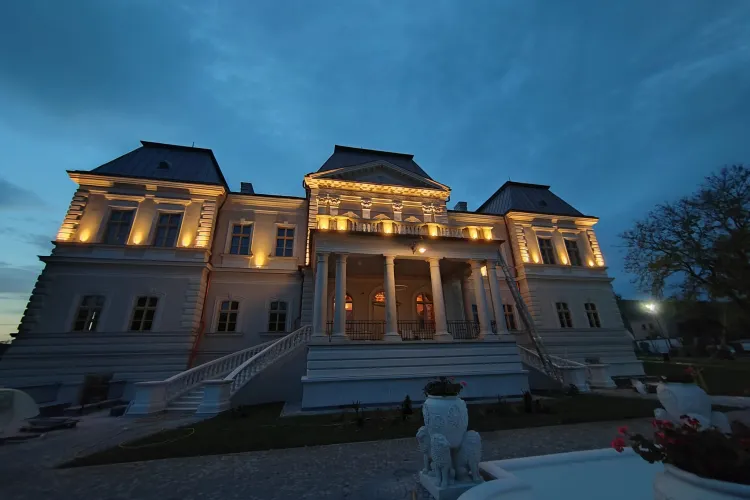 Cei care merg la Electric Castle pot vizita un superb castel, recent renovat: Această veritabilă perlă arhitecturală a Clujului și-a recăpătat strălucirea