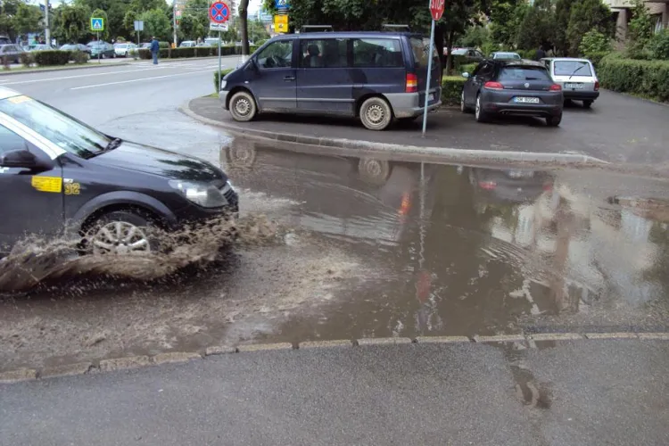 „Orașul de 5 stele” are bălți pe măsură! Canalizările n-au făcut față ploilor din weekend: „Apa trece de glezne. Toată mizeria ajunge în parcare”