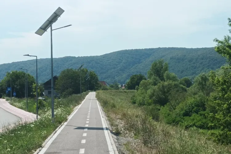 Pistele de biciclete dintr-un orășel din Ardeal sunt mai bine gândite ca cele din Cluj-Napoca. Clujean: ,,Dacă la Beclean se poate, hai că poate și Clujul”