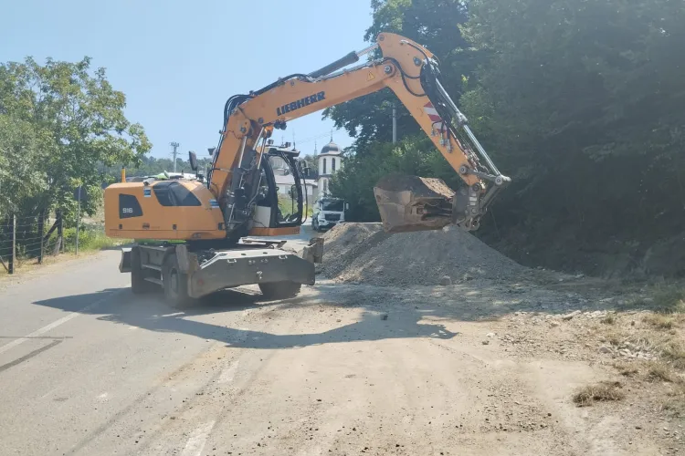 Lucrări pe drumul care duce spre Mănăstirea Nicula din Cluj. Lăcașul de cult este vizitat de mii de pelerini cu ocazia marilor sărbători 