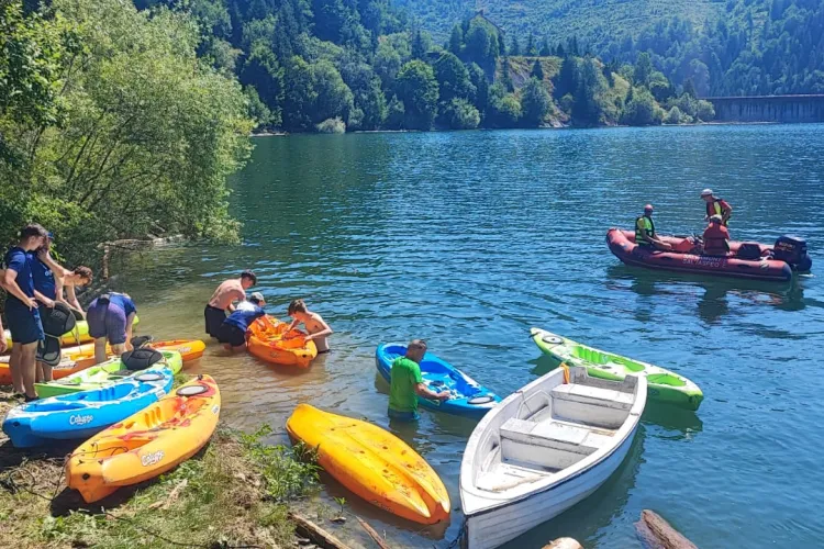 Cluj: Amplă acțiune de ecologizare a Lacului Drăgan. Aproximativ 600 de saci de deșeuri au fost colectați 