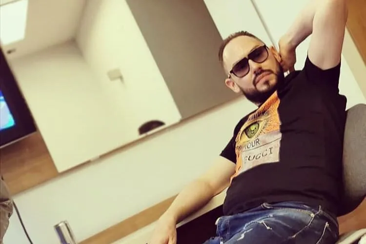 Influencer milionar, găsit mort în casă. ”Regele fițelor” era parodiat frecvent de Bendeac