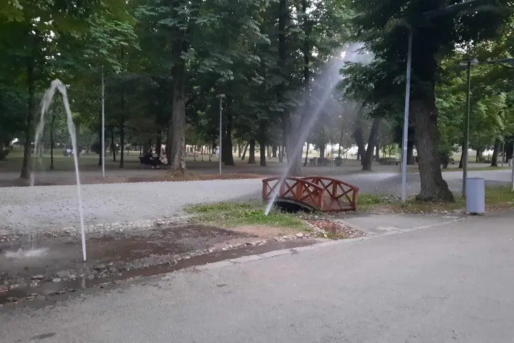 E secetă la Cluj, dar Primăria udă pietrele în Parcul Central - FOTO