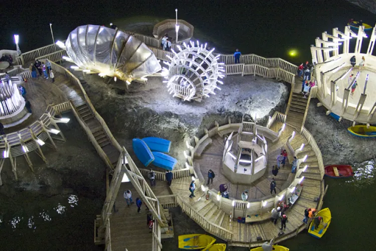 Cluj: După multe controverse și speculații, Salina Turda - destinația ideală în zilele toride, și-a redeschis porțile pentru vizitatori