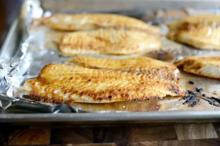 Câte particule de microplastic conține un file de pește. Cercetătorii au găsit de 17 ori mai multe decât estimaseră