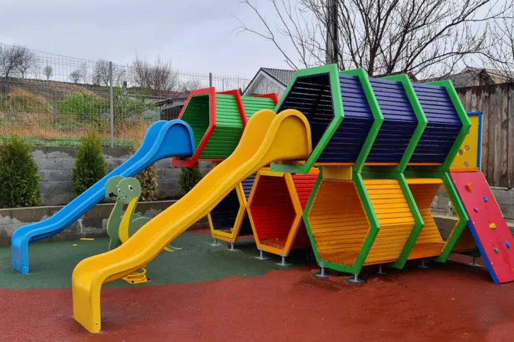 Doi copii s-au accidentat într-un parc din Mănăștur. Clujean: „Toboganul a fost tăiat de către angajații primăriei cu un flex”