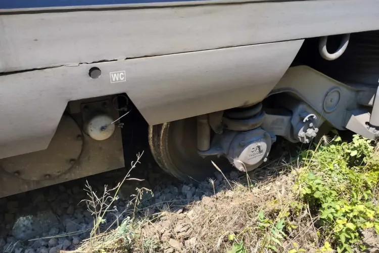 Pasagerii InterCity Cluj-Napoca – București preluați cu autobuzele după ce un tren a deraiat. Ce a transmis CFR Călători