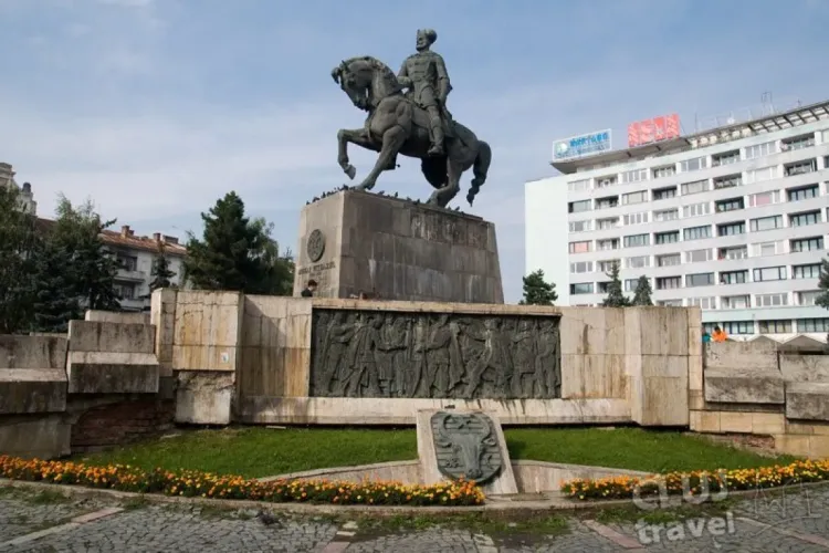 Clujenii din Piața Mihai Viteazul, terorizați de un grup de alcoolici: „Nu este normal să ne fie frică să trecem prin zonă”