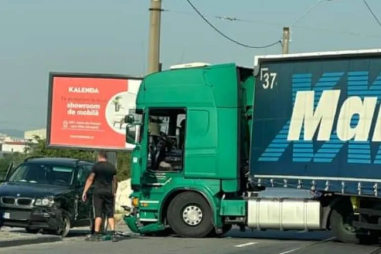 Accident între un BMW și un tir pe Bulevardul Muncii. Au fost avariate puternic - FOTO