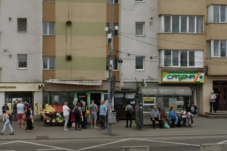 Dezastru în Piața Flora din Mănăștur! Zona e împânzită de oameni care consumă alcool și urinează în public 