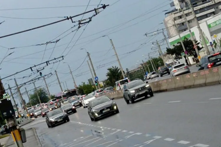 Curier de la TAZZ lovit de o mașină pe podul de IRA din Cluj-Napoca. Tot mai mulți curieri sunt loviți, dar unii chiar circulă ca inconștienții FOTO