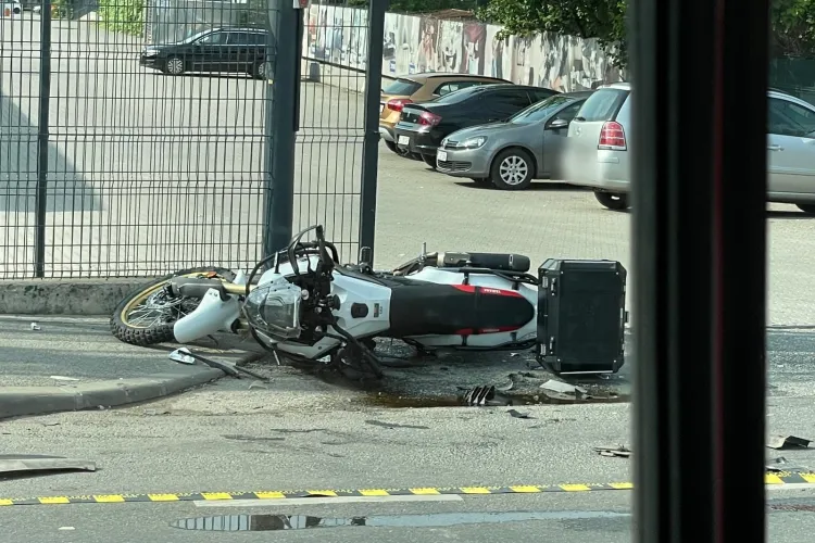 Accident grav între o motocicletă și două mașini pe Calea Baciului în Cluj-Napoca. Trei persoane rănite vor fi transportate la spital - FOTO