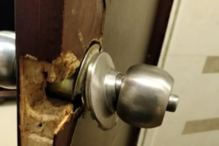 Cluj: Scandal monstru în Gherla! Orbit de furie, un bărbat a spart complet ușa casei, după o ceartă de zile mari