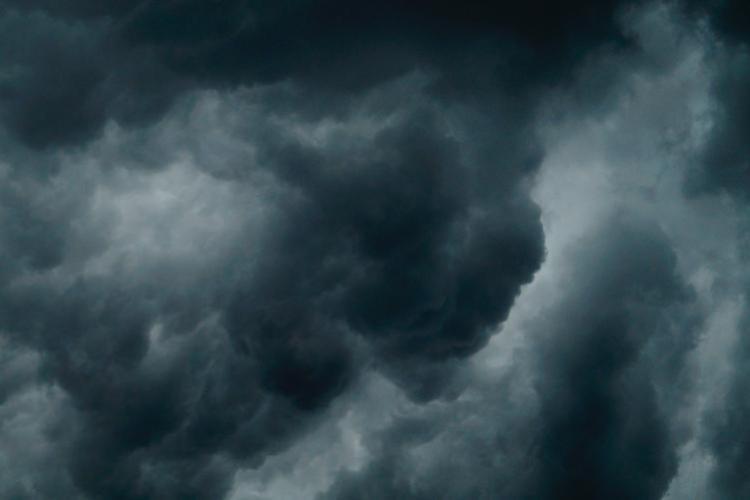 Cod galben de vreme rea pentru mai multe localități din Cluj. Meteorologii ANM anunță ploi torențiale și descărcări electrice 