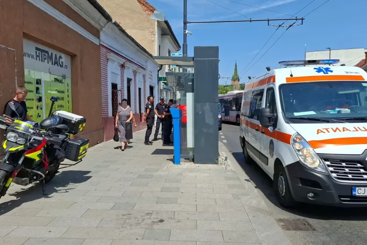 Intervenție cu Poliția pe o stradă din Cluj-Napoca! O persoană agitată a fost preluată de ambulanță