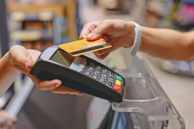 După nebuloasa e-Factura, PFA-urile vor fi obligate să aibă POS sau un alt mijloc de plată fără numerar