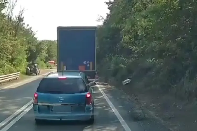 O persoană a fost filmată în timp ce aruncă gunoi dintr-o mașină cu numere de Ungaria, pe un drum din Cluj: ,,Bunul simț l-ai uitat acasă” - VIDEO
