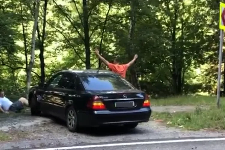 Momentul în care doi ucraineni se opresc să hrănească un urs pe Transfăgărășan și scapă la limită de atac - VIDEO