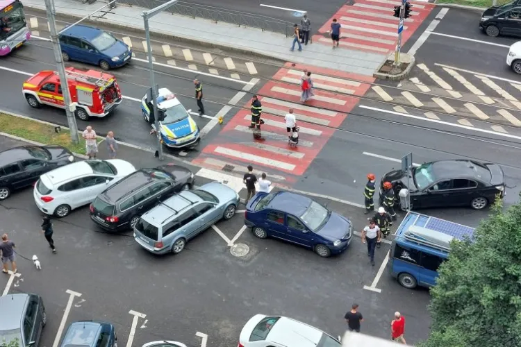 Accident pe strada Primăverii din Cluj-Napoca, în apropiere de stația de tramvai de la Calvaria! Un șofer ar fi lovit un stâlp - FOTO 