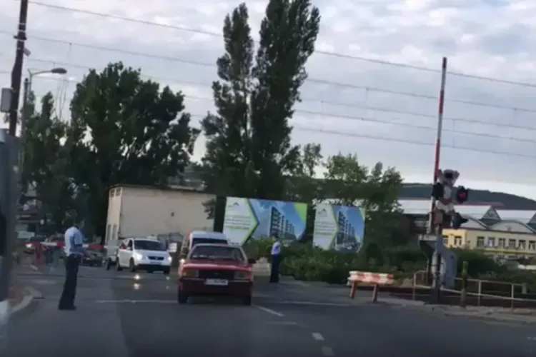 Atenție! Circulați cu prudență pe Tăietura Turcului din Cluj-Napoca. Semnalele acustice și luminoase de la barieră nu funcționează! 
