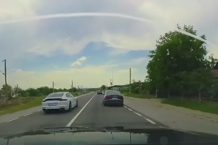 Teribilism la volan pe străzile din Cluj. Un șofer cu numere de București a fost surprins în timp ce depășește, pe linie continuă, mai multe mașini - VIDEO