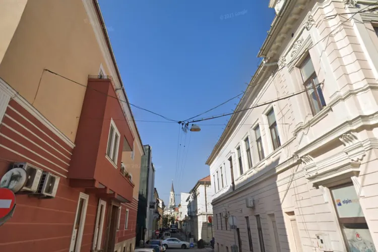 Canicula, un motiv de bucurie pentru unii clujeni. Atunci când plouă, proprietara unui apartament de pe Iuliu Maniu scoate 5-6 găleți de apă din casă