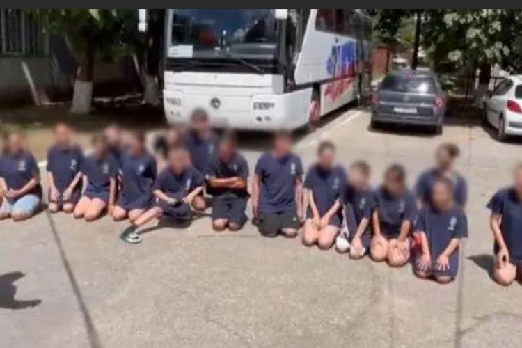 Elevi umiliți de profesori. Erau într-o excursie și au fost obligați să își ceară iertare în genunchi pe asfaltul încins/Imagini cu impact emoțional VIDEO