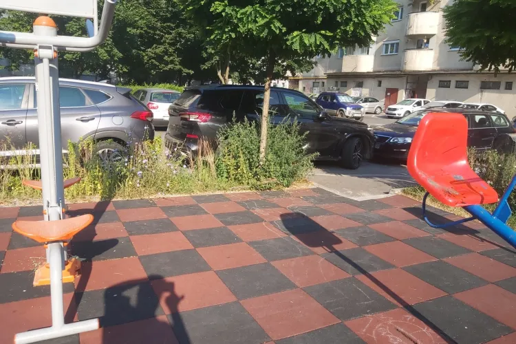 O șoferiță care a făcut o parcare laterală a lovit două autoturisme: ,, A reușit să lovească puțin ambele mașini” - FOTO