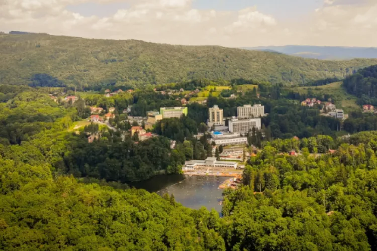 Lacul din Transilvania care atrage turiștii ca un magnet cu apele sale vindecătoare! Este unic în lume iar o baie te poate scăpa imediat de dureri - FOTO