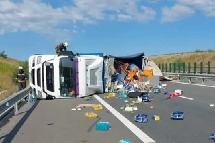 Circulația este complet blocată pe autostrada A3. Un tir cu marfă s-a răsturnat 