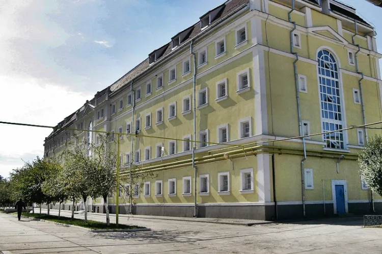 Metoda inedită prin care Penitenciarul Aiud „agață” firmele dispuse să angajeze deținuți: „Nu există riscul ca angajatul să lipsească de la muncă”