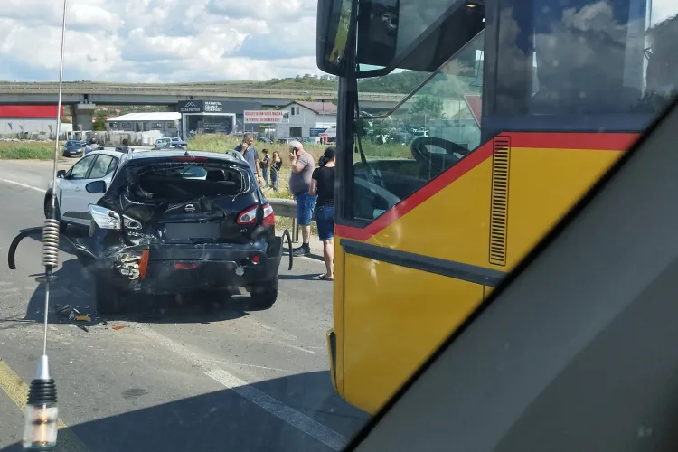 Cluj: Accident rutier pe strada Traian Vuia. Un autobuz și două mașini au fost implicate - FOTO