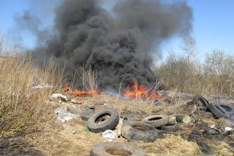 Arderi ilegale de deșeuri pe Valea Chintăului! Clujenii se tem că se vor îmbolnăvi: „Vom ajunge mai rău decât în Ilfov”