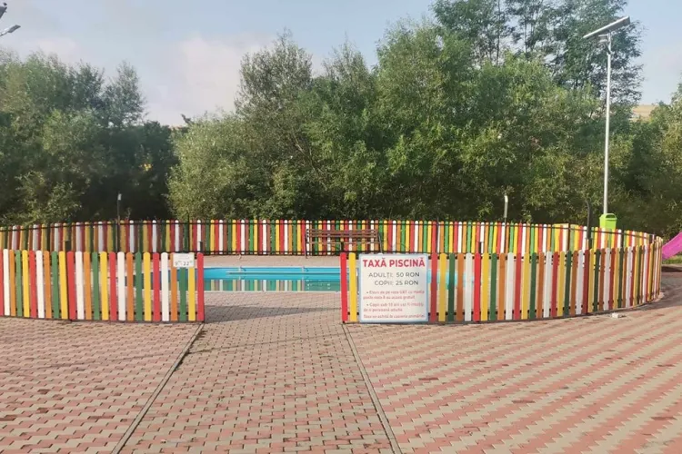 Modalitate ingenioasă prin care elevii cu note mari dintr-o comună din Cluj sunt răsplătiți. Au acces gratuit la piscina din localitate - FOTO