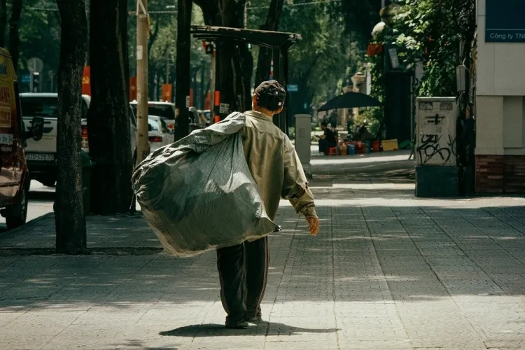 Clujenii din Gheorgheni se plâng că sunt terorizați de oamenii străzii: ,,Beau alcool, fumeaza ce prind, bagă manele la volum” /,,Pute a pubelă peste tot”