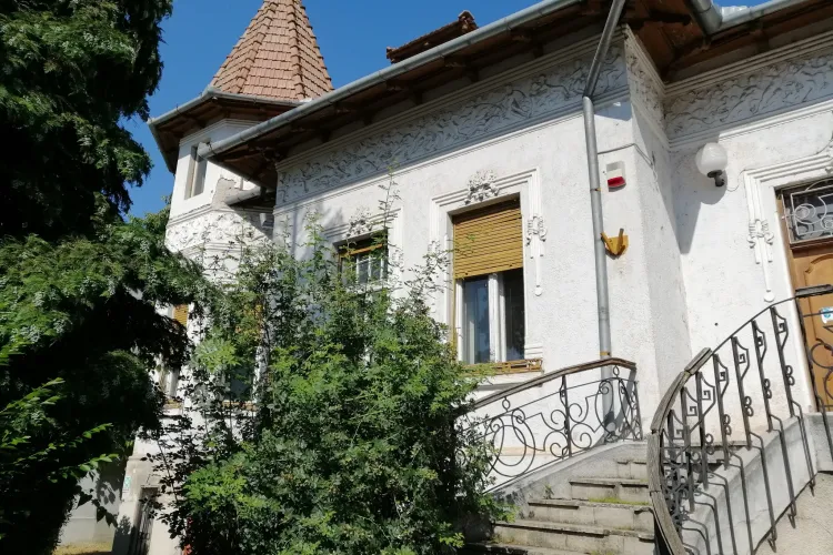 Prețul cu care este scoasă la vânzare o superbă vilă a foştilor prim-secretari PCR din Oradea. Are și o curte enormă pentru această zonă a orașului - FOTO