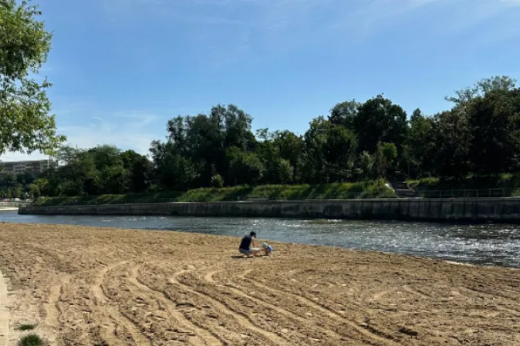 Tot mai mulți clujeni, nemulțumiți de cum arată plaja Someșului din Grigorescu: „Calitatea nisipului e execrabilă”