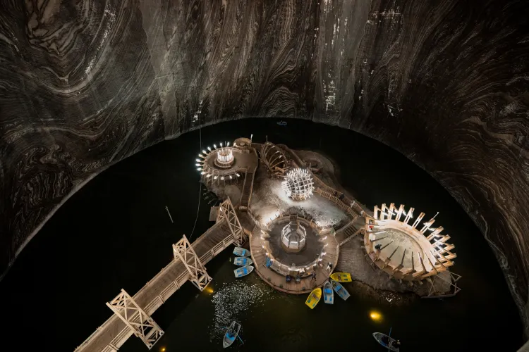 Bijuteriile turistice ale Clujului: Salina Turda - desemnată drept una dintre cele mai interesante lumi subterane de explorat de o publicație americană