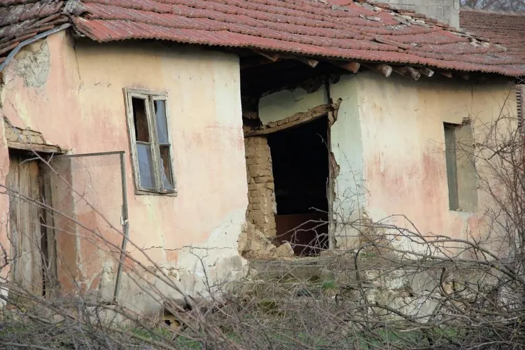 Un clujean cere demolarea unei case dărăpănate din centrul Clujului, în care locuiesc mai multe persoane: „Este un focar de infecții”