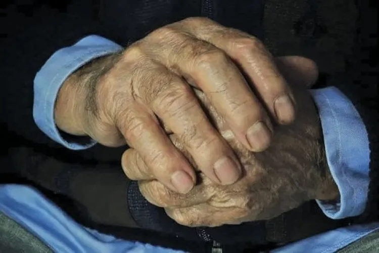 Caz șocant în Ardeal: Un tânăr care și-a jefuit bunicul, apoi a jucat banii la aparate, va petrece 3 ani și 4 luni la închisoare