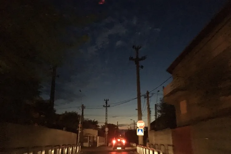 Clujenii se tem să mai iasă seara din casă, din cauza iluminatului public nefuncțional: „E periculos. Nu se vede absolut nimic, e beznă totală”