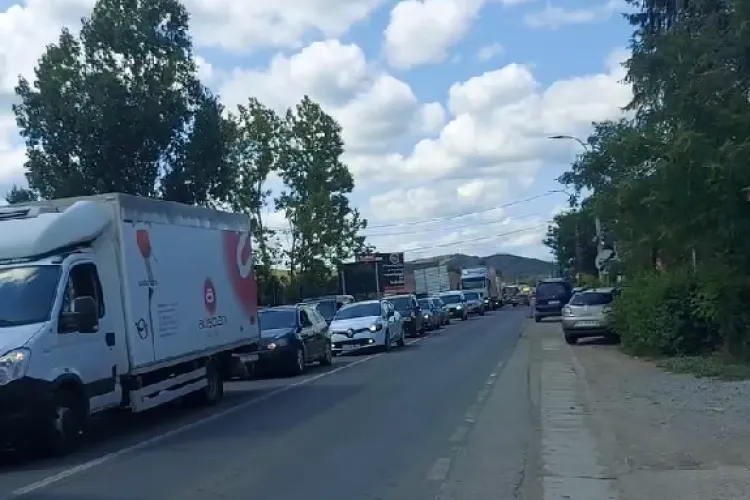 Coloană de mașini de kilometri pe un drum din Cluj. Mașinile merg bară la bară - VIDEO