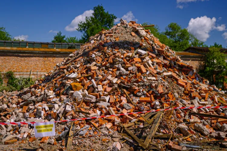 VIDEO. Dezmembrarea construcțiilor degradate de pe fosta platformă Carbochim se realizează prin procese sustenabile și cu utilaje de ultimă generație 