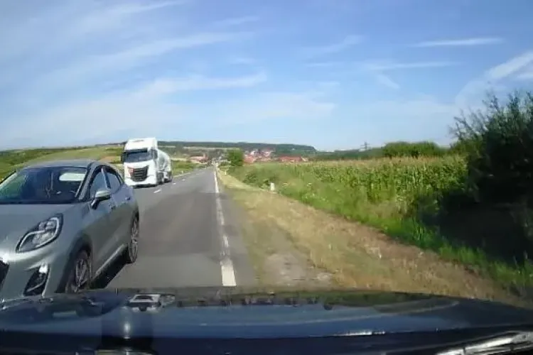 Cluj: Două mașini au fost foarte aproape de un accident, după ce unul dintre autoturisme a depășit un tir:,,A pus în pericol viața ta și a pasagerilor