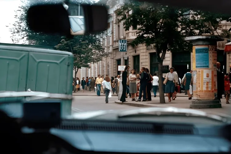  Cum arăta Piața Unirii din Cluj-Napoca în anii ’70: ,,Erau oameni faini cu bun simț și respect” / ,,Ne întâlneam pe stradă cu mare bucurie”