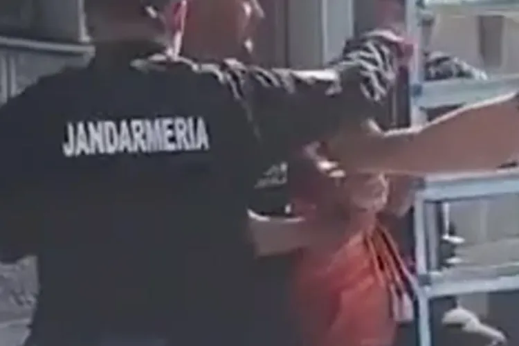 Bărbat de 35 de ani înarmat cu un cuțit, imobilizat de jandarmi într-o sală de jocuri din Cluj-Napoca. Era căutat pentru agresiuni sexuale