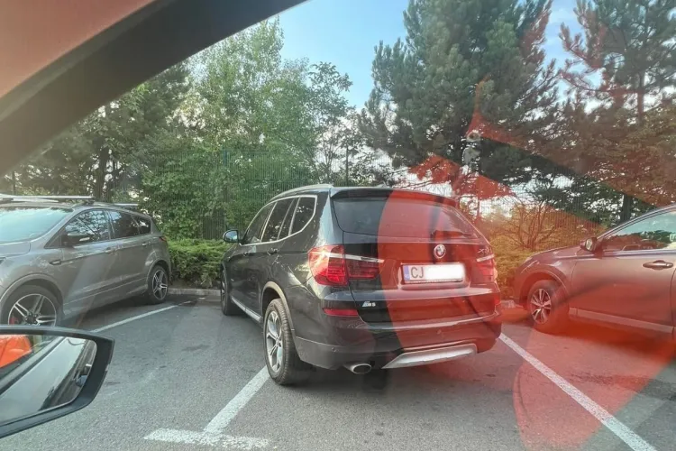 Semnalizarea în trafic nu e singura regulă pe care o ignoră șoferii de BMW. Un clujean n-a vrut să-și țină mașina înghesuită și a parcat pe două locuri